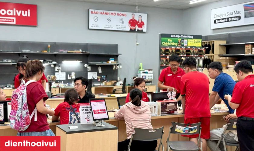 Bàn giao điện thoại đã sửa xong cho khách
