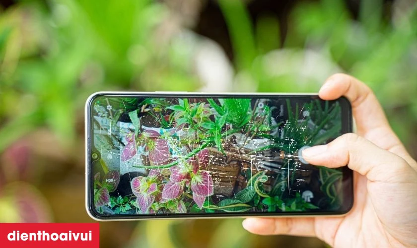 Thay ép kính mới khi xuất hiện các vết trầy xước trên màn hình