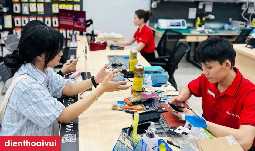Sử dụng kính ép chính hãng, rõ nguồn gốc, mang lại độ bền cao
