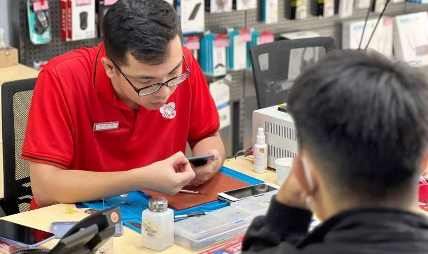 Quy tr&igrave;nh thay &eacute;p k&iacute;nh Xiaomi Quận Long Bi&ecirc;n tại Điện Thoại Vui