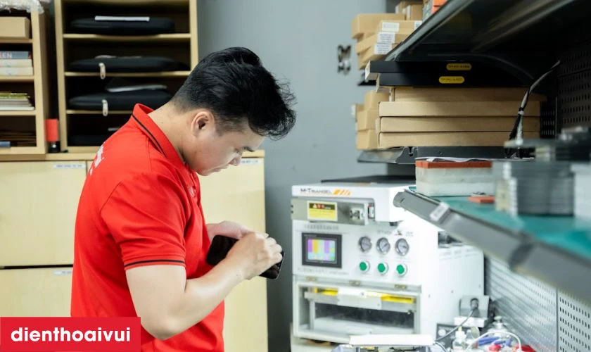 Bàn giao máy Redmi 14C sau khi ép kính cho khách hàng