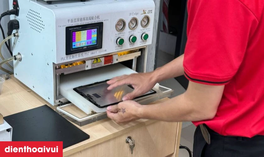 Quy trình thay ép kính chuyên nghiệp và bài bản