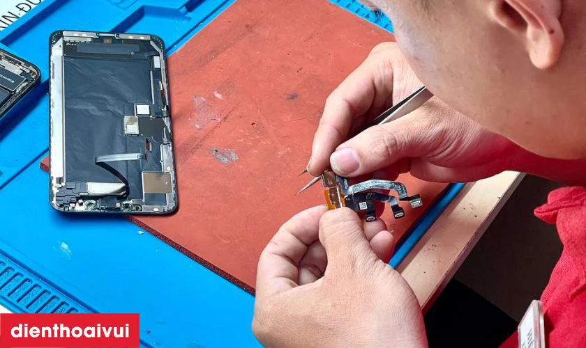 Quy trình thay IC nguồn iPhone 14 Pro Max tại Điện Thoại Vui