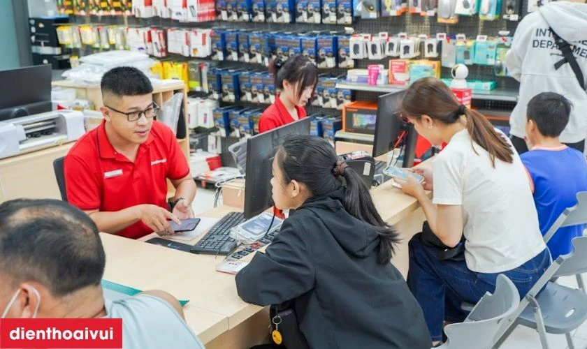 Quy tr&igrave;nh thay IC sạc iPhone 16 Pro tại Điện Thoại Vui