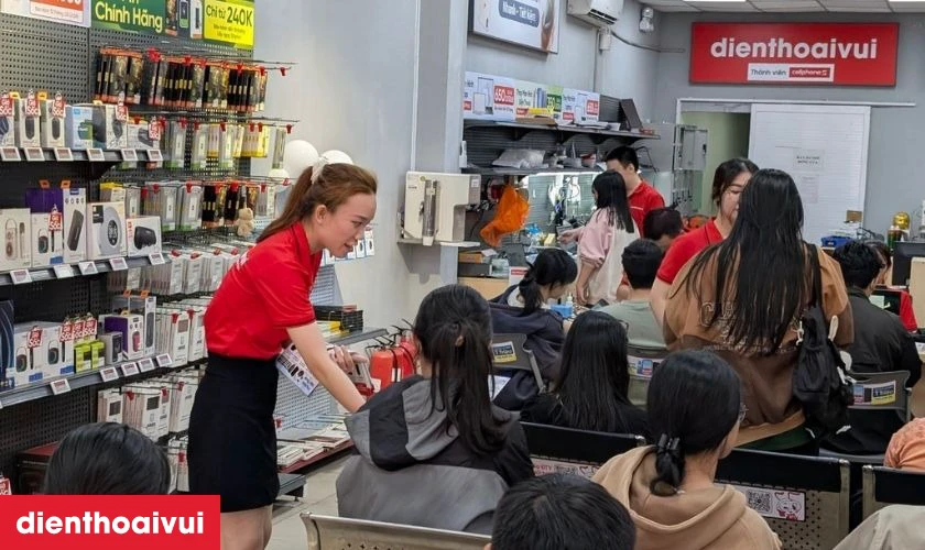 Quy tr&igrave;nh thay IC sạc iPhone XR tại Điện Thoại Vui