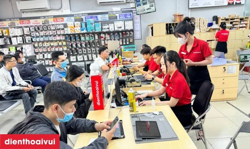 Khách hàng được trực tiếp theo dõi quá trình sửa chữa