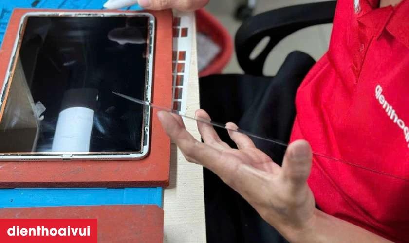 Quy tr&igrave;nh thay k&iacute;nh cảm ứng iPad Air 2 tại Điện Thoại Vui