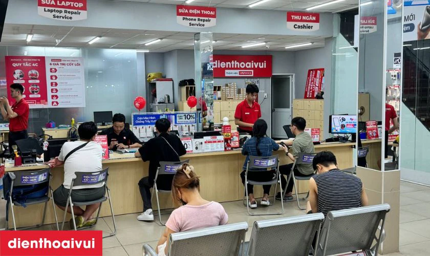 Nhân viên sẽ giao lại máy cho khách hàng để kiểm tra lần cuối