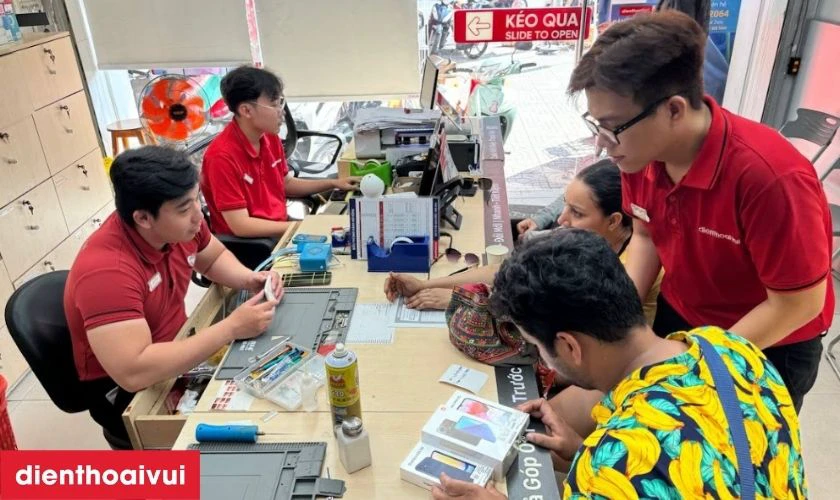 Kh&aacute;ch h&agrave;ng c&oacute; thể theo d&otilde;i trực tiếp trong suốt qu&aacute; tr&igrave;nh thay