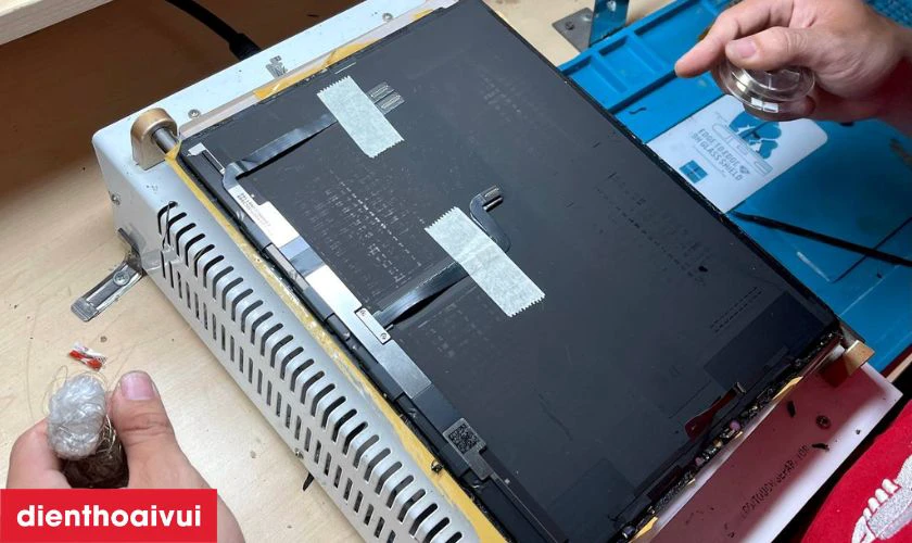 Sau khi thay kính cảm ứng, kỹ thuật viên kiểm tra lại chức năng kính cảm ứng