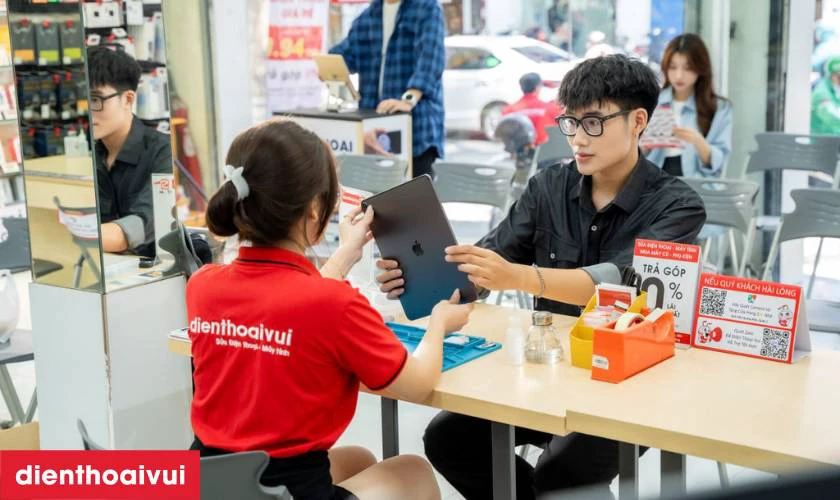 Máy được bàn giao lại cho khách hàng kiểm tra trực tiếp tại quầy