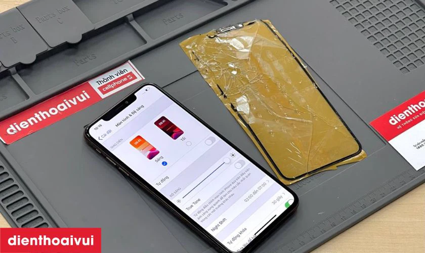 Khách hàng kiểm tra lại máy lần cuối để đảm bảo hoạt động tốt