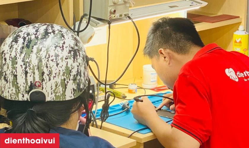 Nhân viên sẽ hướng dẫn thanh toán, xuất hóa đơn và cung cấp thông tin bảo hành
