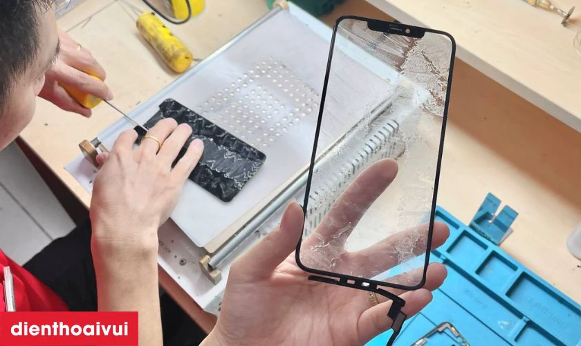 Thực hiện tháo linh kiện, thay kính cảm ứng mới chính hãng Feaglet