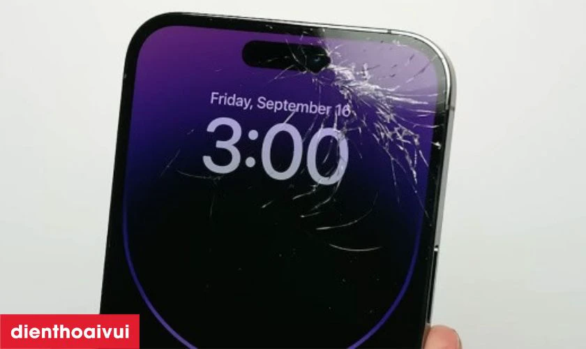 Các dấu hiệu nhận biết bạn cần thay kính cảm ứng iPhone 14 Pro mới