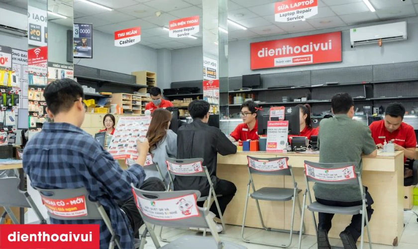 Kỹ thuật viên tay nghề cao, sử dụng máy móc ép kính hiện đại