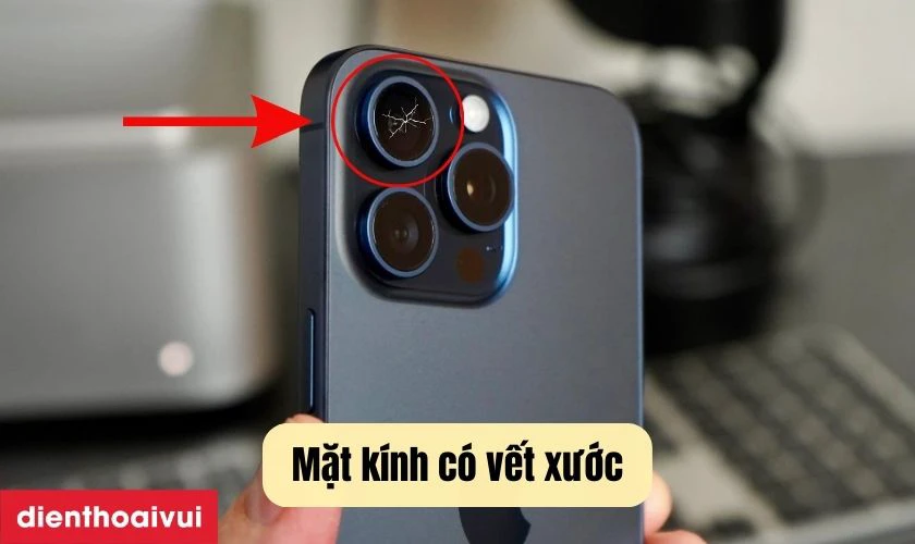 Có các vết trầy xước trên mặt kính camera