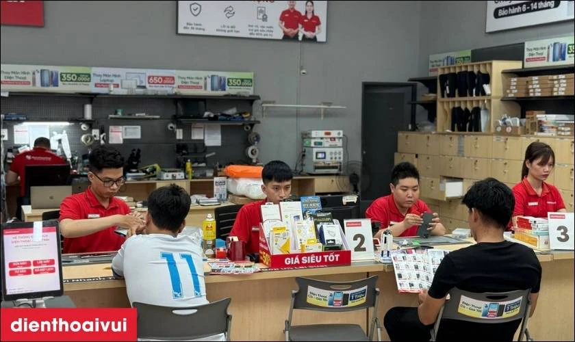 Giá thay kính camera tại Điện Thoại Vui luôn hợp lý, không phát sinh chi phí