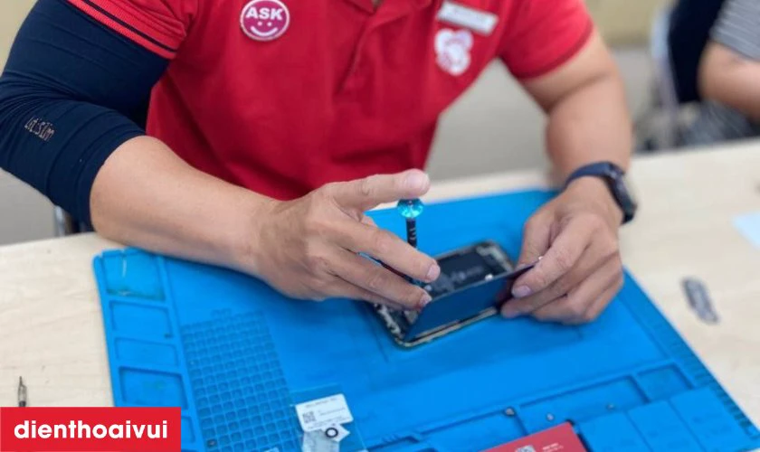 Kỹ thuật viên thực hiện tháo máy