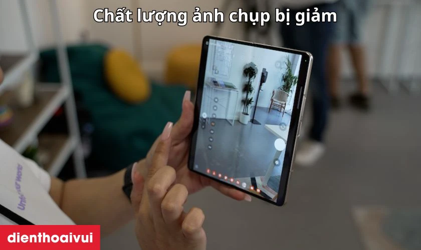 Chất lượng hiển thị của camera giảm do hư hỏng kính cần thay mới