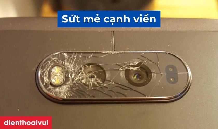 Mặt kính camera bị sứt mẻ ở các cạnh viền