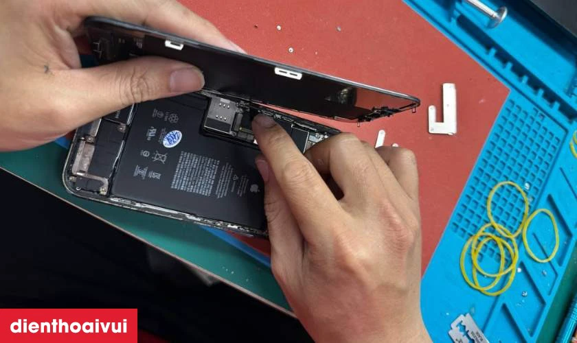Quy trình thay kính lưng iPhone 16 Pro lấy liền tại Điện Thoại Vui 