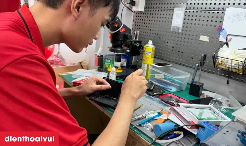 Thay k&iacute;nh lưng mới cho điện thoại