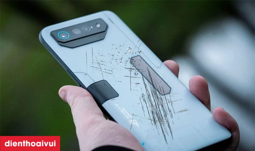 Khi nào bạn nên thay kính lưng hãng Safety cho Asus ROG Phone 7