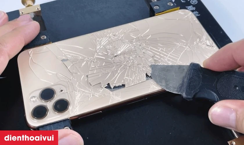 Thay kính lưng mới cho iPhone bị nứt vỡ, trầy xước mặt lưng nặng