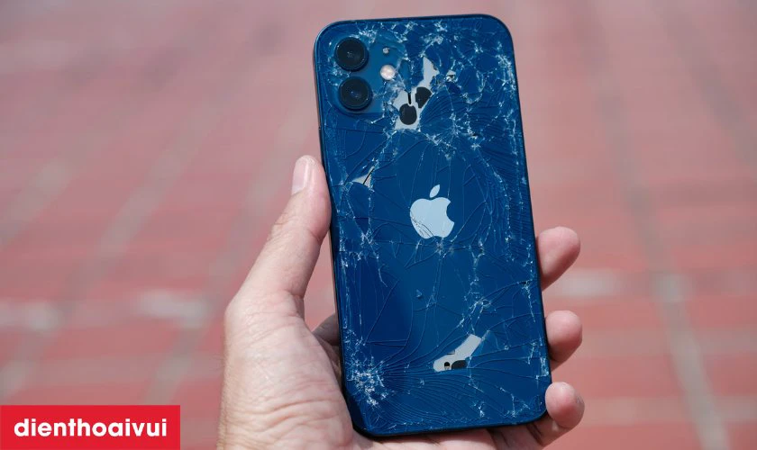 Nguyên nhân bạn cần thay kính lưng iPhone 12 Mini