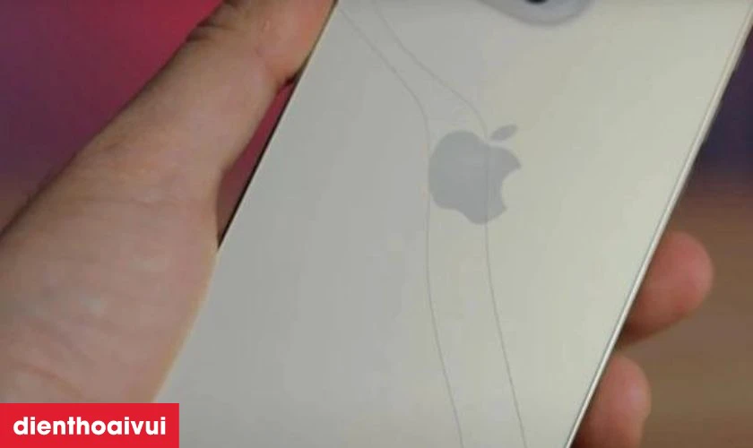 Thay kính lưng mới khi iPhone bị nứt vỡ, trầy xước phần lưng