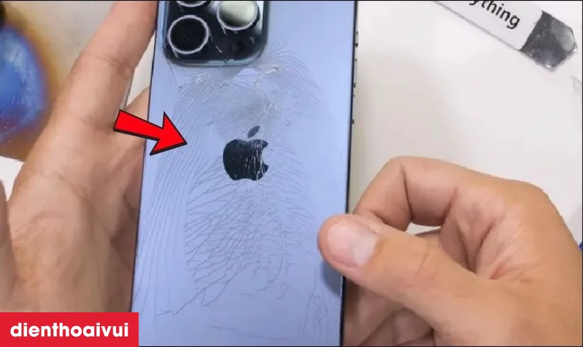 Mặt lưng iPhone xuất hiện nứt vỡ trầy xước nặng cần được thay mới