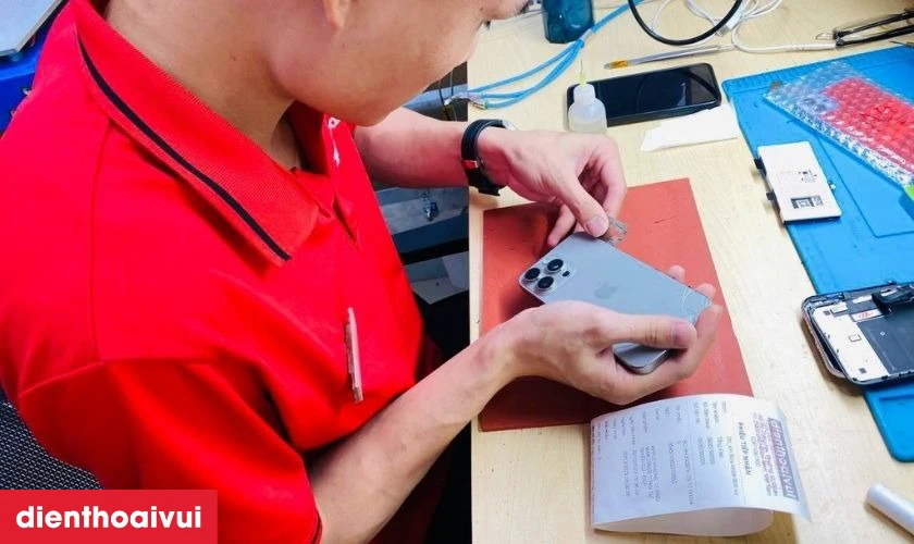 Điện Thoại Vui là địa chỉ thay kính lưng iPhone 15 Pro chính hãng Aries uy tín