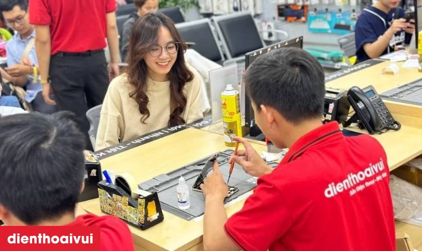 N&ecirc;n thay k&iacute;nh lưng iPhone 15 Pro Max ch&iacute;nh h&atilde;ng GENA ở đ&acirc;u uy t&iacute;n