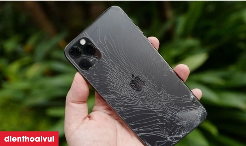 Rơi rớt làm nứt vỡ kính lưng iPhone 16 cần thay mới