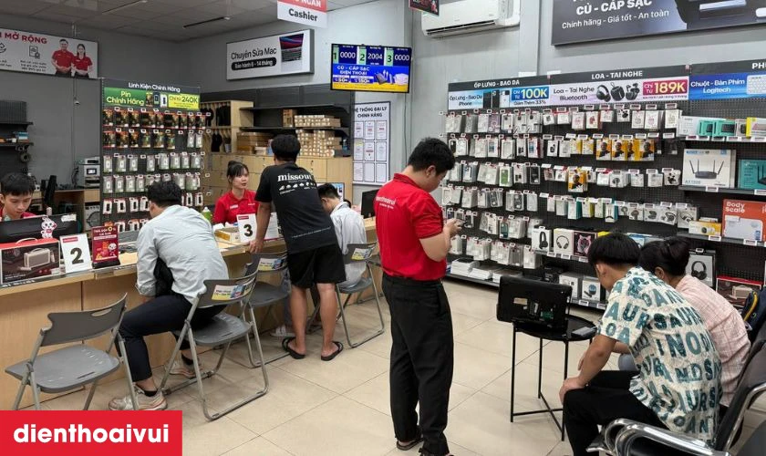 Quy trình thay kính lưng chuyên nghiệp, minh bạch mang đến sự an tâm cho khách hàng