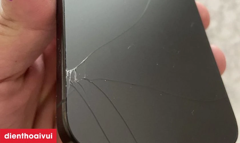 Nguyên nhân bạn cần thay kính lưng iPhone 16 Plus