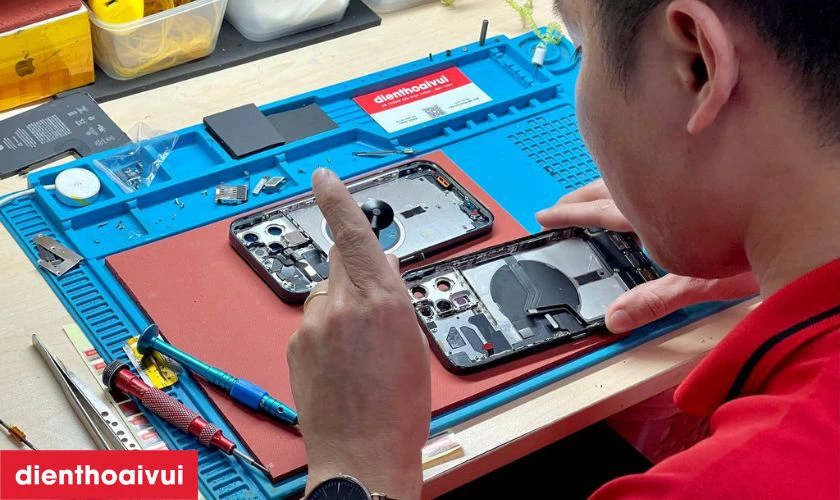 Quy trình thay kính lưng lấy liền tại Điện Thoại Vui