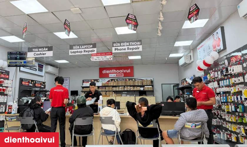 Dịch vụ thay kính lưng iPhone 17 lấy liền, an tâm tại Điện Thoại Vui