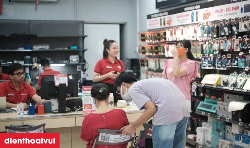 Dịch vụ thay k&iacute;nh lưng iPhone 17 Pro lấy liền, an t&acirc;m tại Điện Thoại Vui