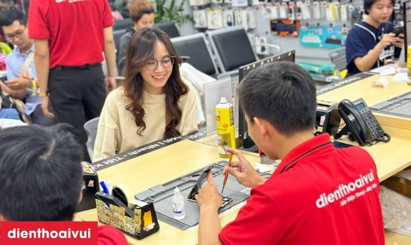 Quy tr&igrave;nh thay k&iacute;nh lưng iPhone 17 Pro Max tại Điện Thoại Vui