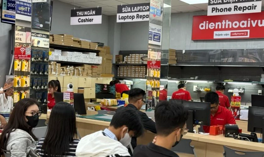 Thay k&iacute;nh lưng iPhone 17 Pro Max lấy liền tại Điện Thoại Vui