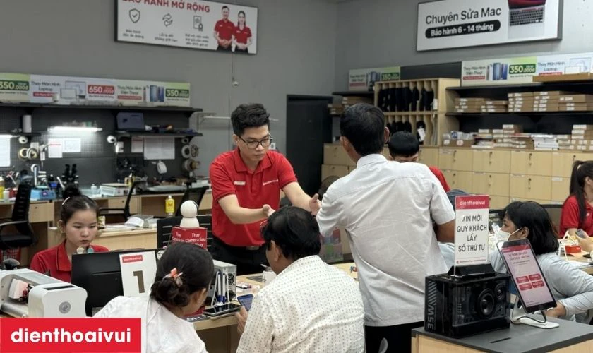 Quy tr&igrave;nh thay k&iacute;nh lưng Oppo A57 lấy liền tại Điện Thoại Vui