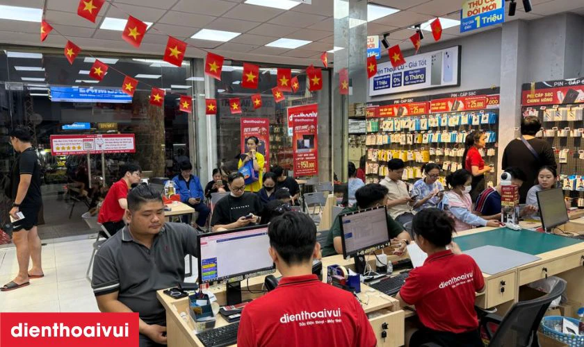 Kh&aacute;ch h&agrave;ng kiểm tra lại thiết bị trực tiếp tại cửa h&agrave;ng