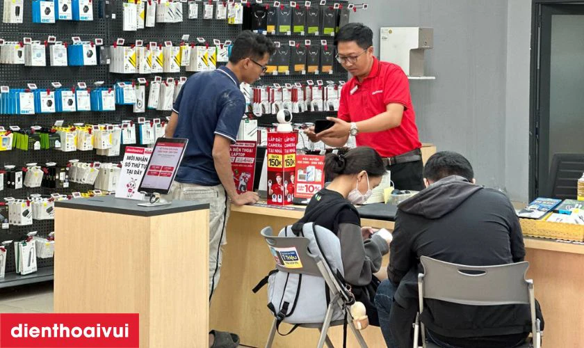 Sau khi thay k&iacute;nh lưng, kỹ thuật vi&ecirc;n kiểm tra lại độ kh&iacute;t của mặt lưng