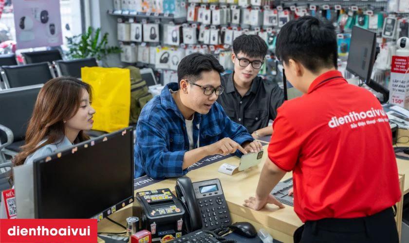 Kh&aacute;ch h&agrave;ng được b&aacute;o gi&aacute; trước, c&oacute; thể theo d&otilde;i trực tiếp qu&aacute; tr&igrave;nh sửa chữa tại cửa h&agrave;ng