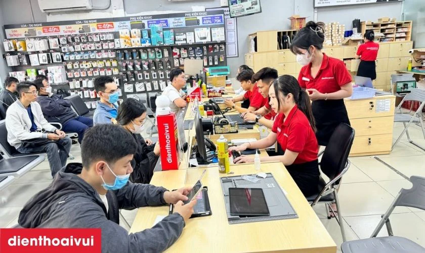 Thay k&iacute;nh lưng Realme C35 uy t&iacute;n tại Điện Thoại Vui
