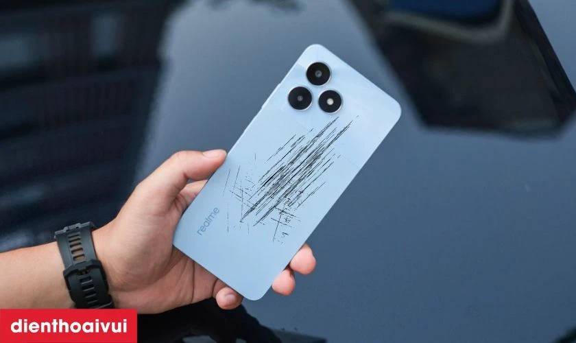 Trường hợp n&agrave;o cần thay k&iacute;nh lưng Realme C60?