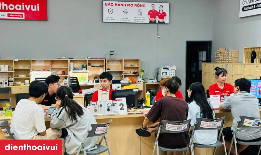 Quy tr&igrave;nh thay k&iacute;nh lưng Realme C60 nhanh ch&oacute;ng tại Điện Thoại Vui