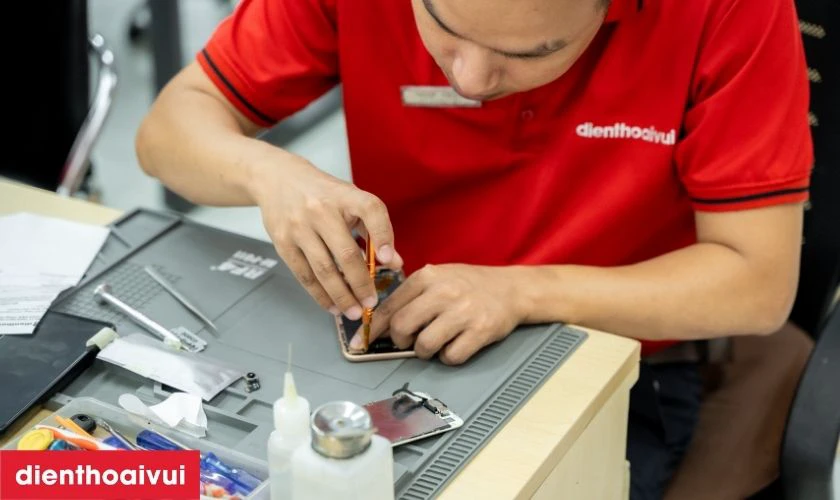 Quy tr&igrave;nh thay k&iacute;nh lưng Realme C65S uy t&iacute;n tại Điện Thoại Vui